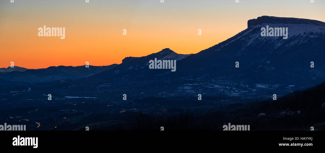 Panorama Winter Sonnenuntergang Blick auf die Berge von Ceuse (bekannt als Céuze oder Céuse) und Céuzette (Petite Céuze). Alpen, Frankreich Stockfoto
