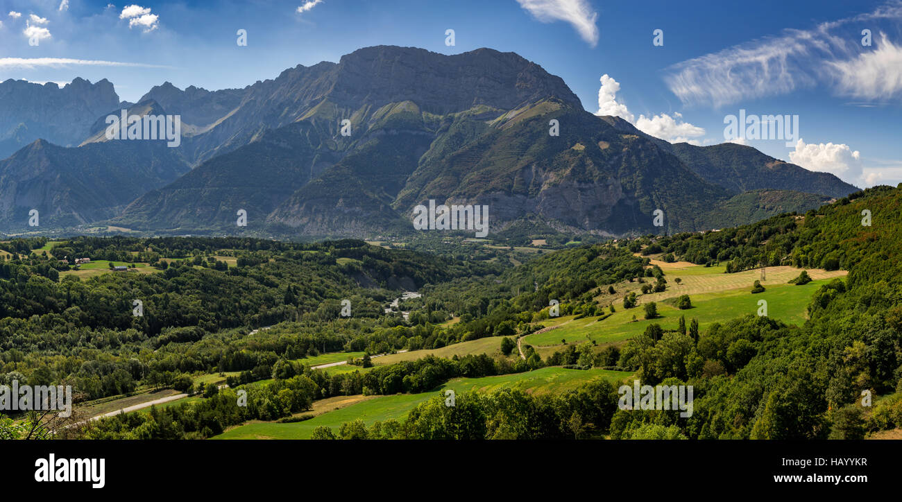 Sommer am Nachmittag Ansicht des Bereichs Devoluy massiv mit Faraut Mountain und Pierroux Peak. Hautes Alpes, südlichen französischen Alpen, Frankreich Stockfoto