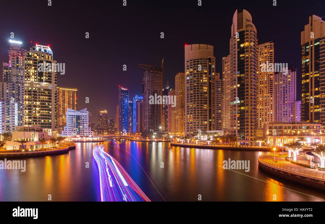 Bunter Abend in der Dubai Marina, Dubai, Vereinigte Arabische Emirate Stockfoto