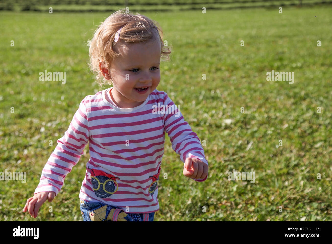 Mädchen, Kleinkind, Kind, spielen, toben-Wiese, Stockfoto