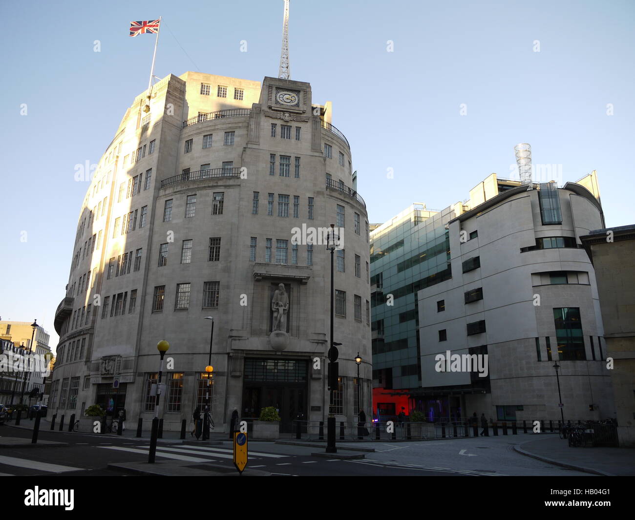 Gebäude der BBC, im Zentrum von London, nationalen TV und Radio, altes Gebäude mit modernen Anbau auf der rechten Seite Stockfoto