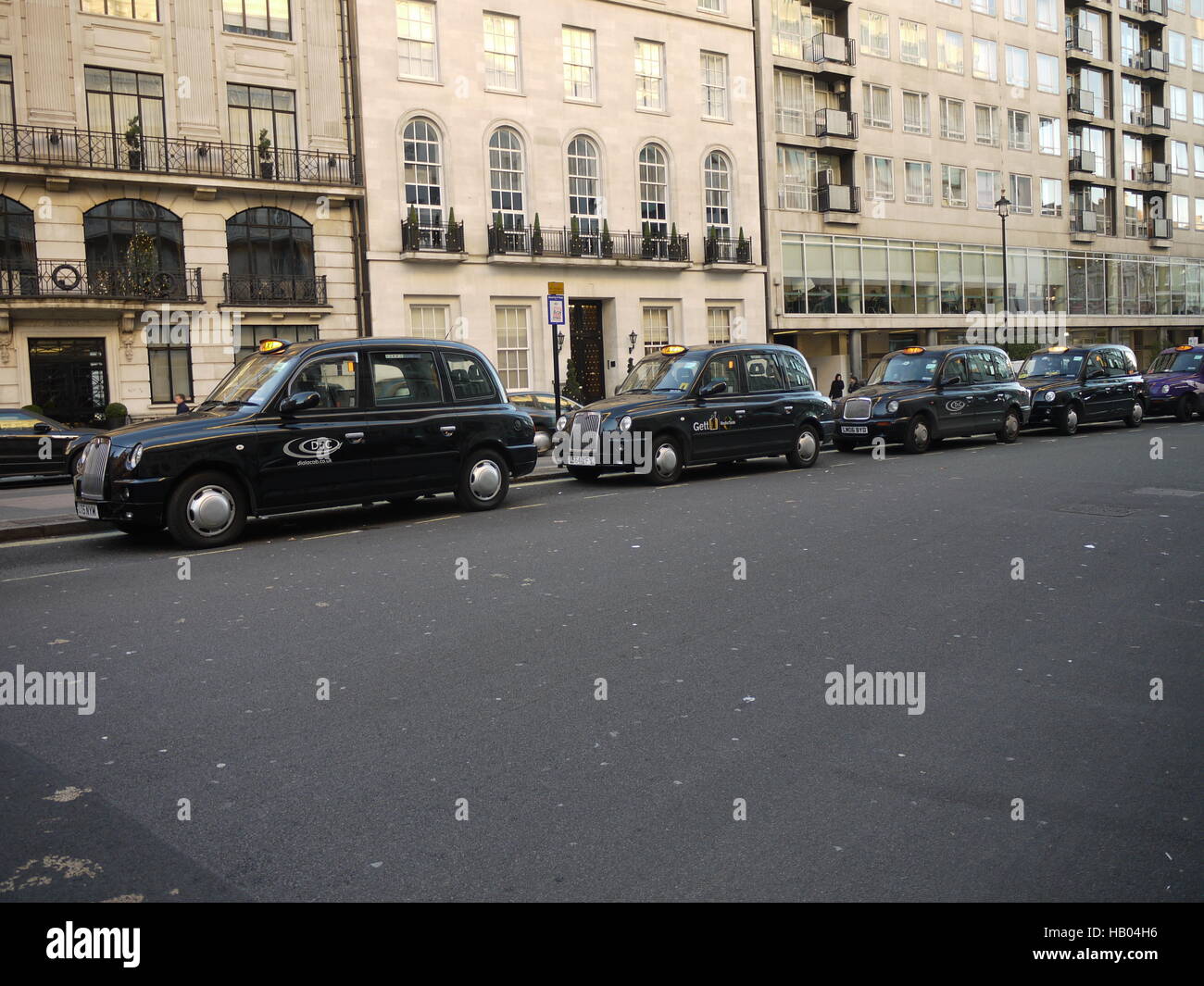 Londoner Taxis warten auf Kunden in einer Straße von London Stockfoto