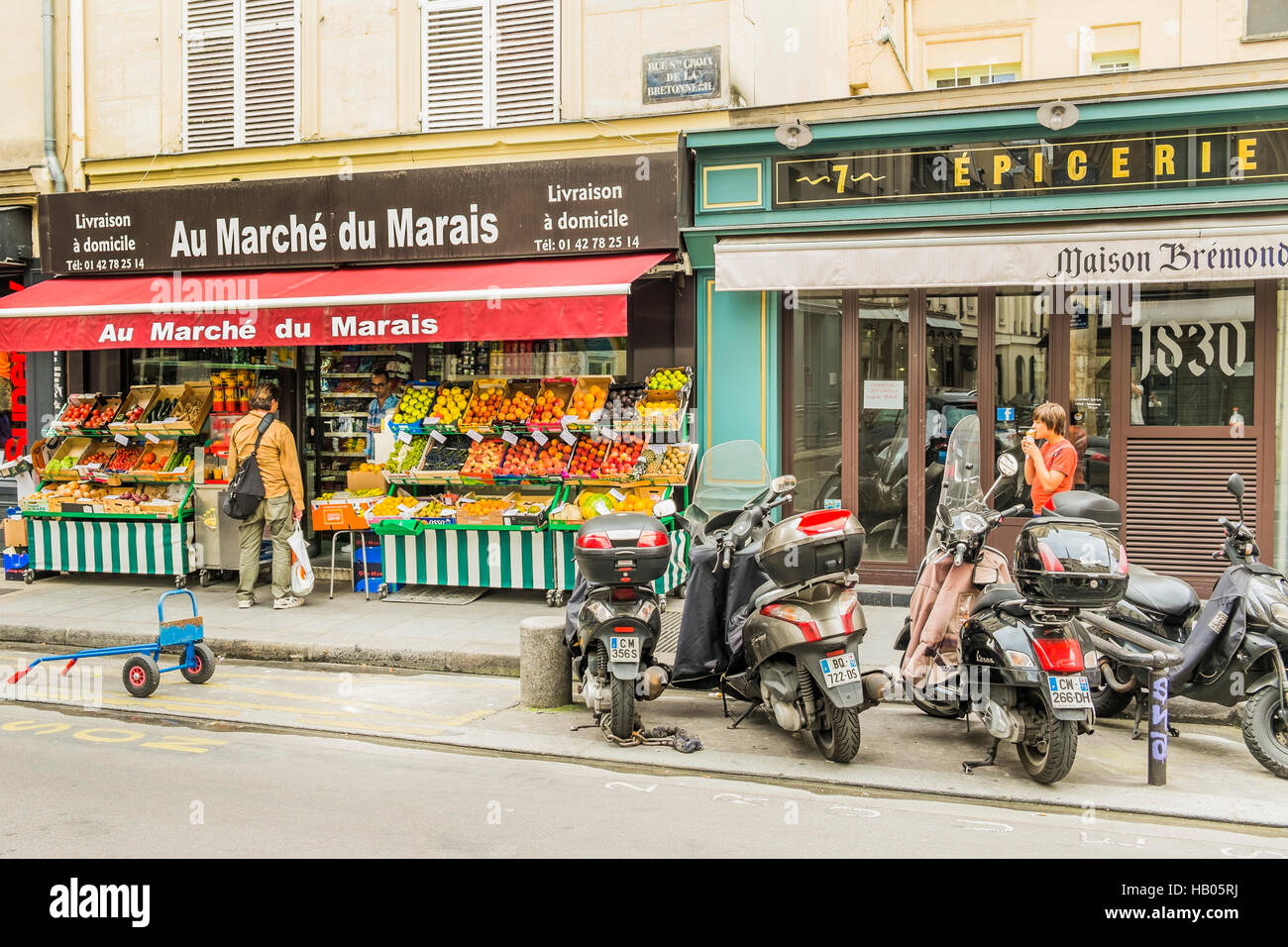 Straßenszene vor  au Marché du Marais , Lebensmittelgeschäft Stockfoto