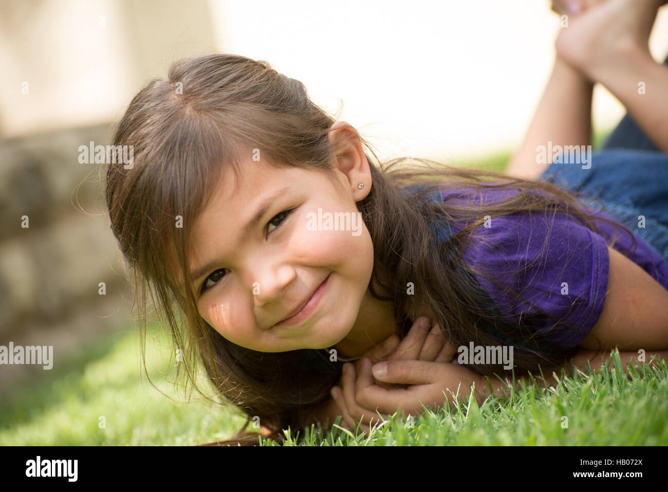 Mädchen auf Rasen Stockfoto