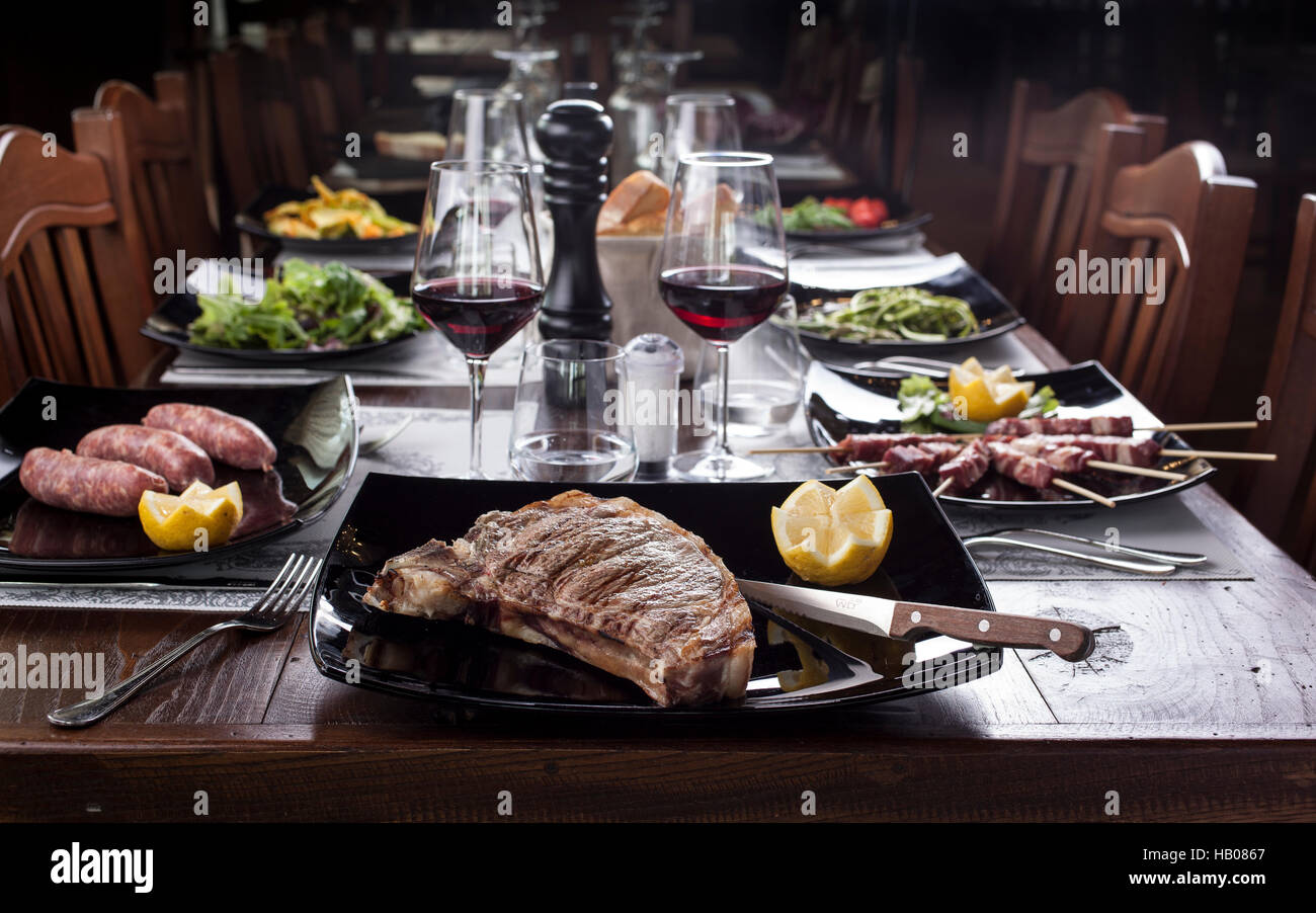 Chianina Steak auf einem Esstisch Stockfoto