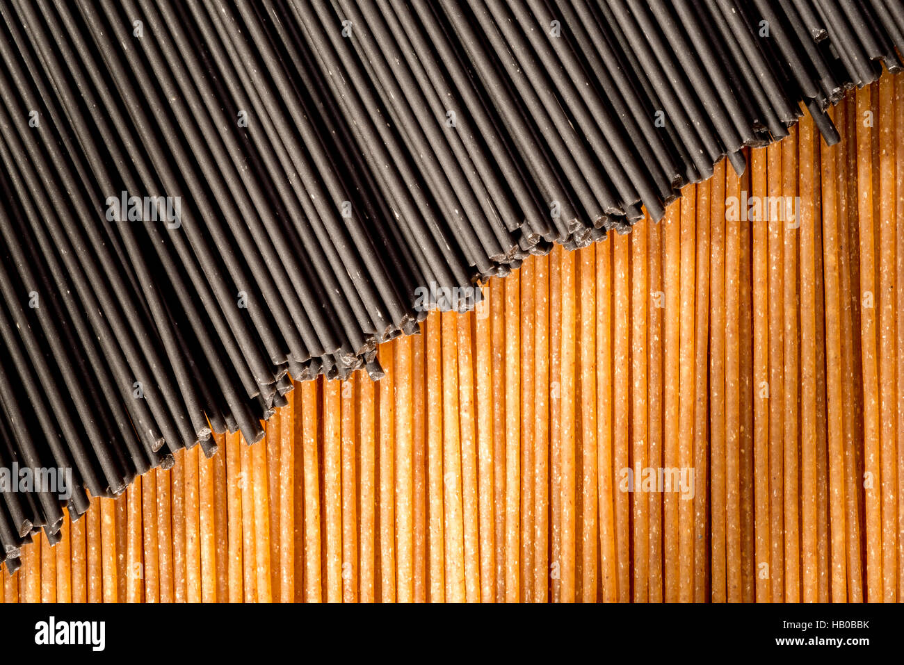 Schwarze und braune Spaghetti klebt zusammen. Stockfoto
