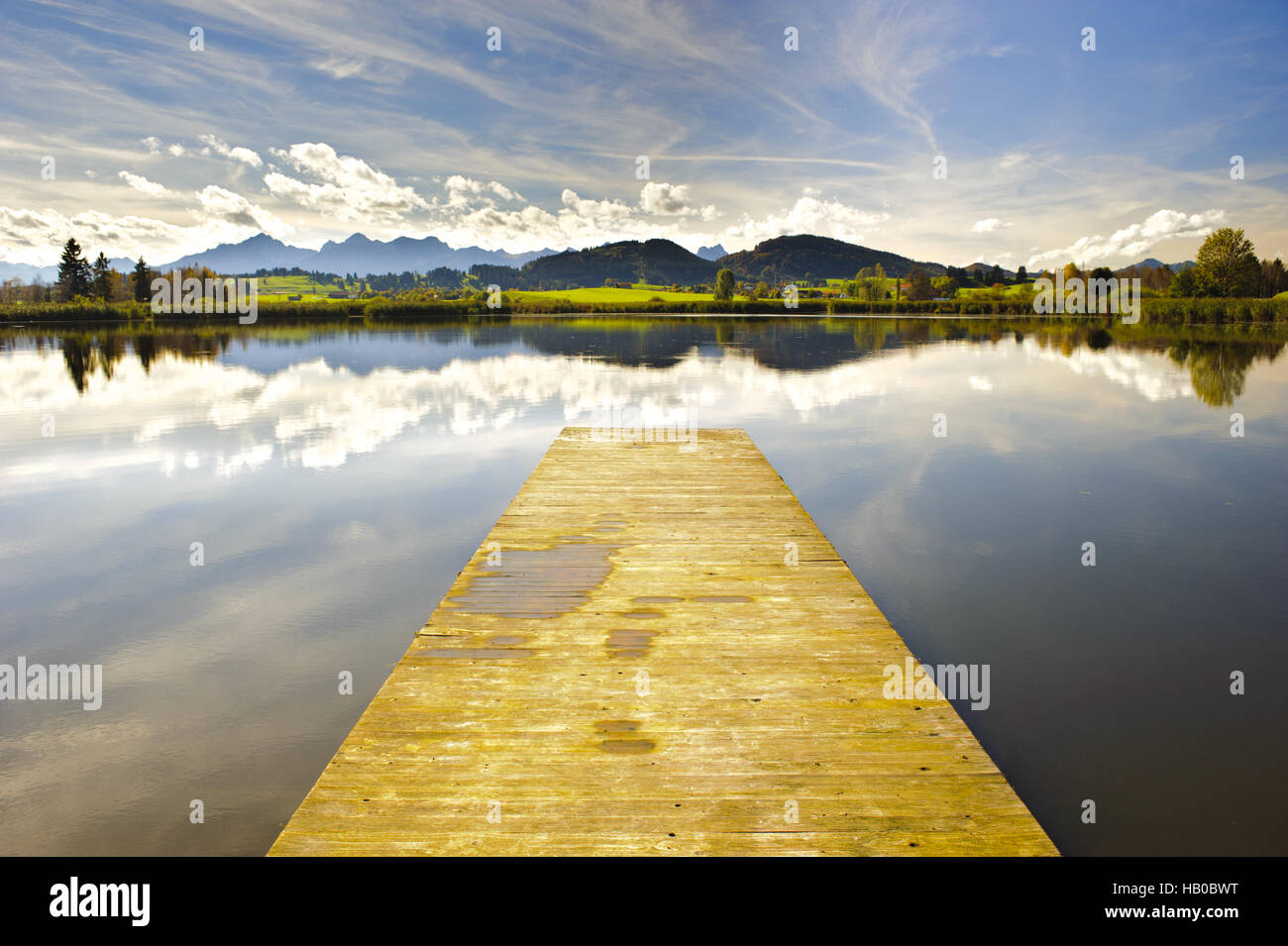 ZEN und Meditation am See in Bayern Stockfoto