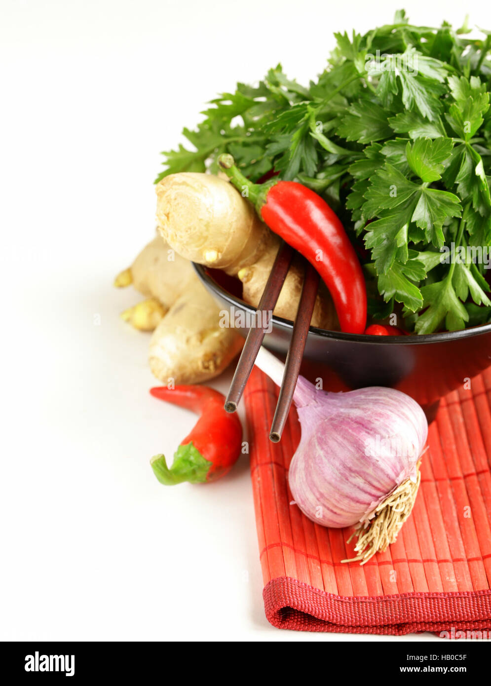 Asiatische Kräuter und Gemüse in traditionellen Gerichten Stockfoto
