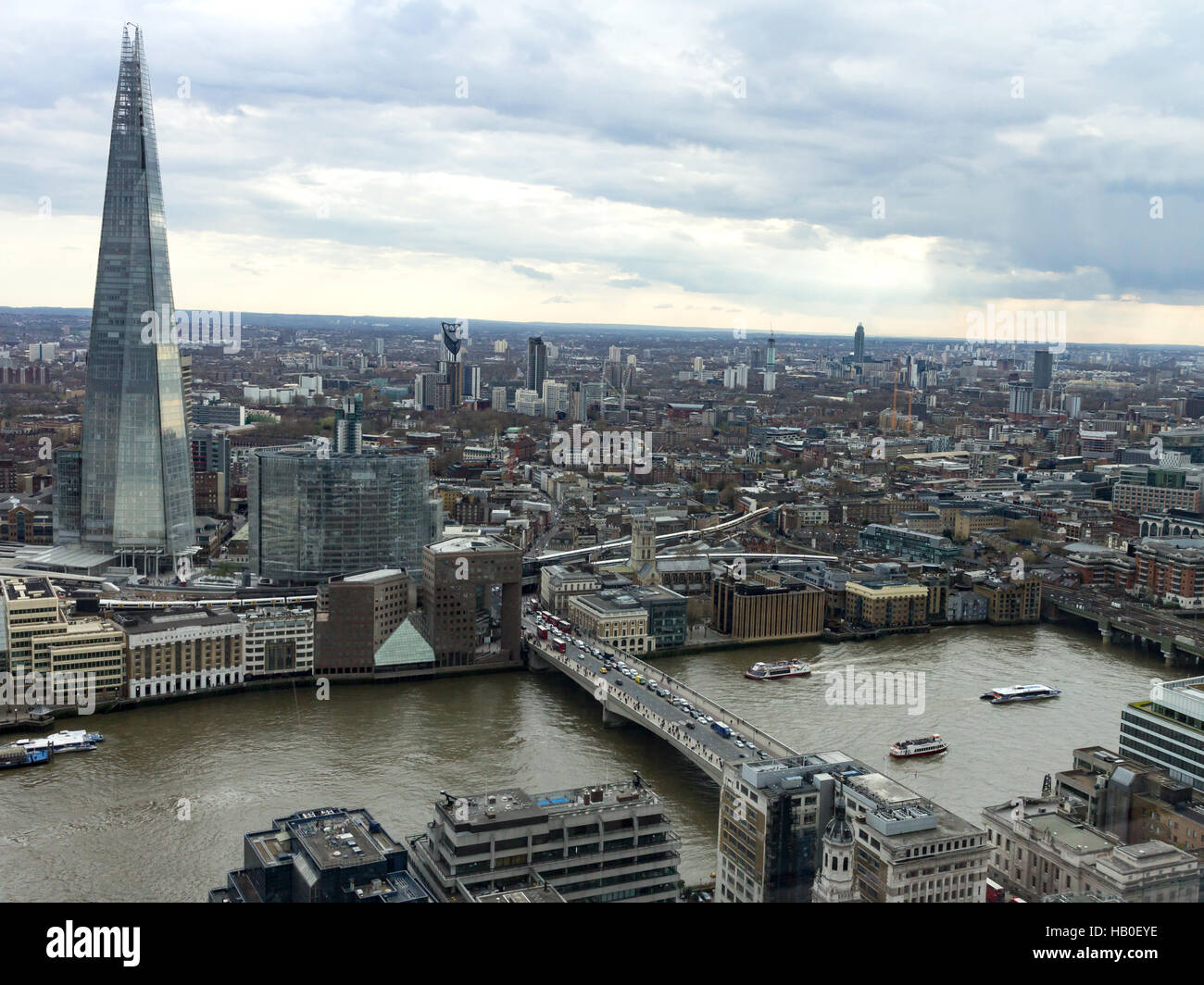 Stadtbild Ansicht von London mit der Themse, London Bridge und der Shard Gebäude Prominente. Stockfoto