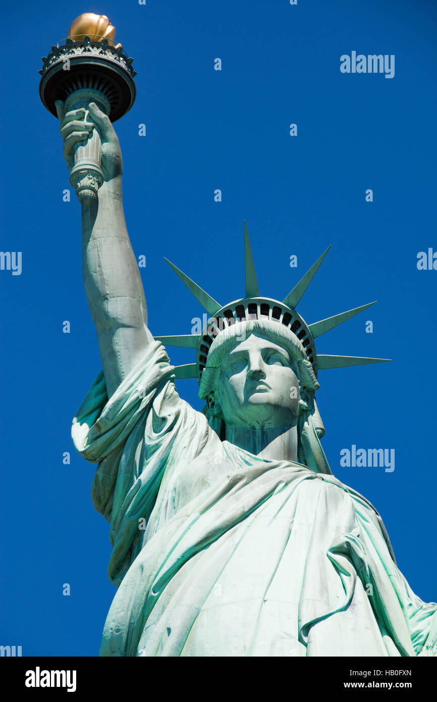 Die Freiheitsstatue ist eine kolossale Skulptur auf Liberty Island im Hafen von New York in New York City in den Vereinigten Staaten Stockfoto