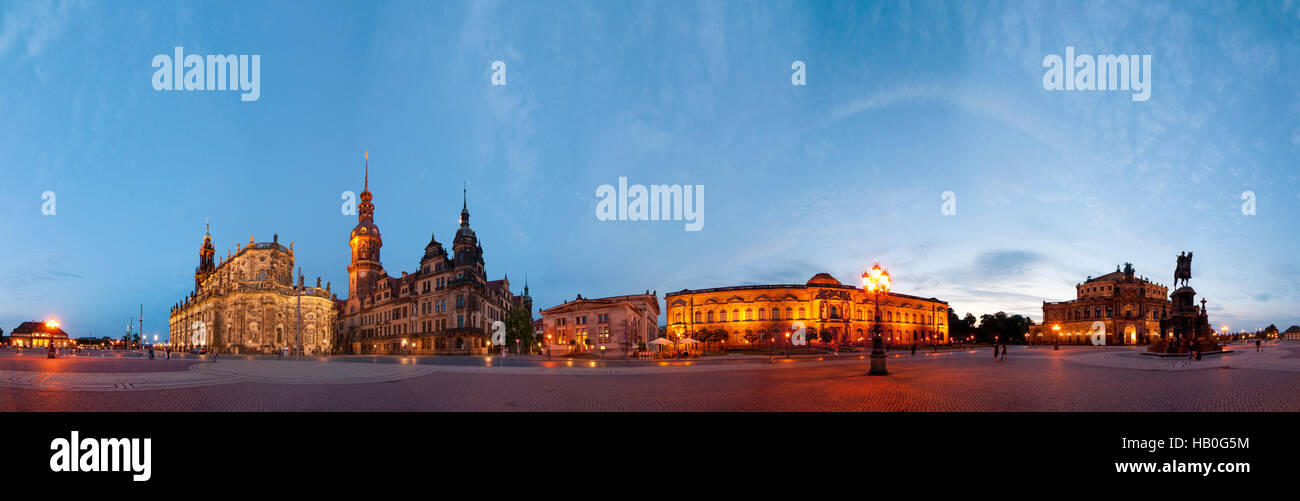 Dresden: Theater Platz mit italienischen Dorf, Kathedrale (Hofkirche), Schloss mit Haus-Turm, alte Stadtwache, Bildergalerie des Zwingers, Semperop Stockfoto