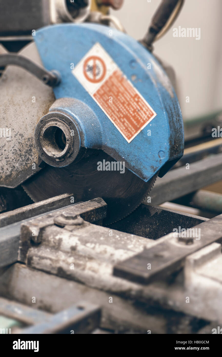 Kreissäge schneiden Metallprofil hautnah. Kunststoff-Fenster und Tür Industrieproduktion. Stockfoto