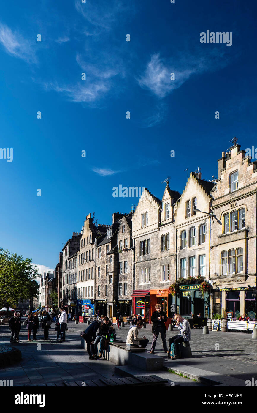 Touristen genießen Grassmarket in späten Nachmittagssonne, Edinburgh, Schottland Stockfoto