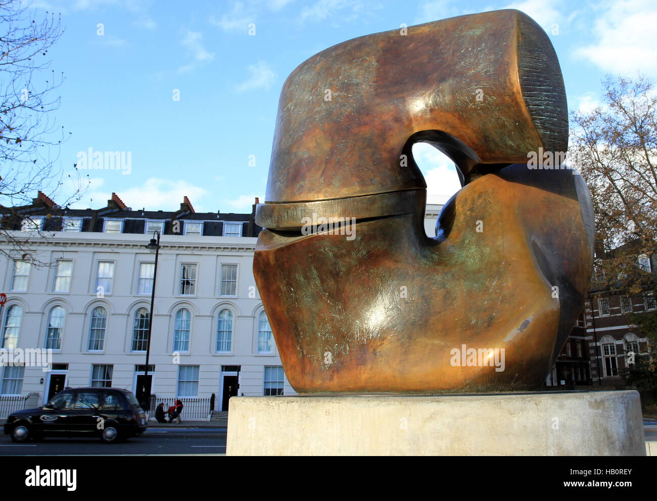 "Die Locking Piece" Skulptur von Henry Moore. Stockfoto