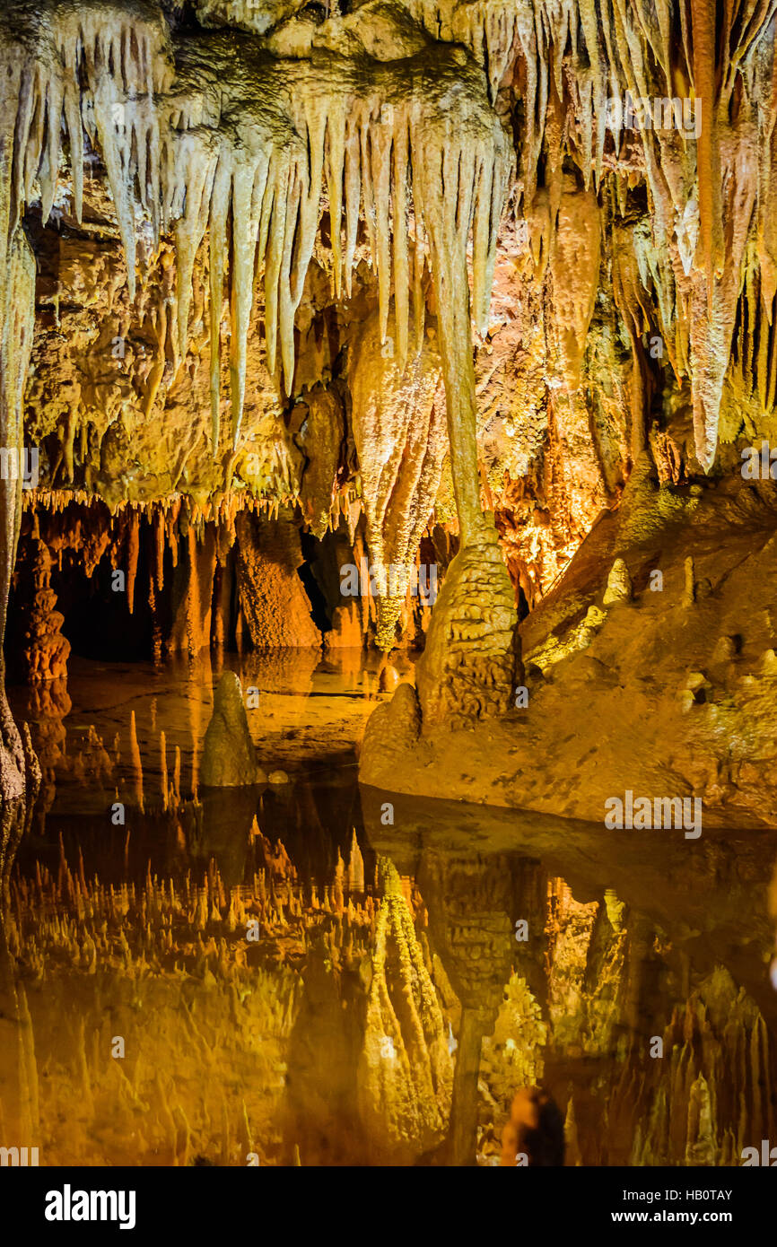 Grotte Mit Tropfsteinen Stockfoto