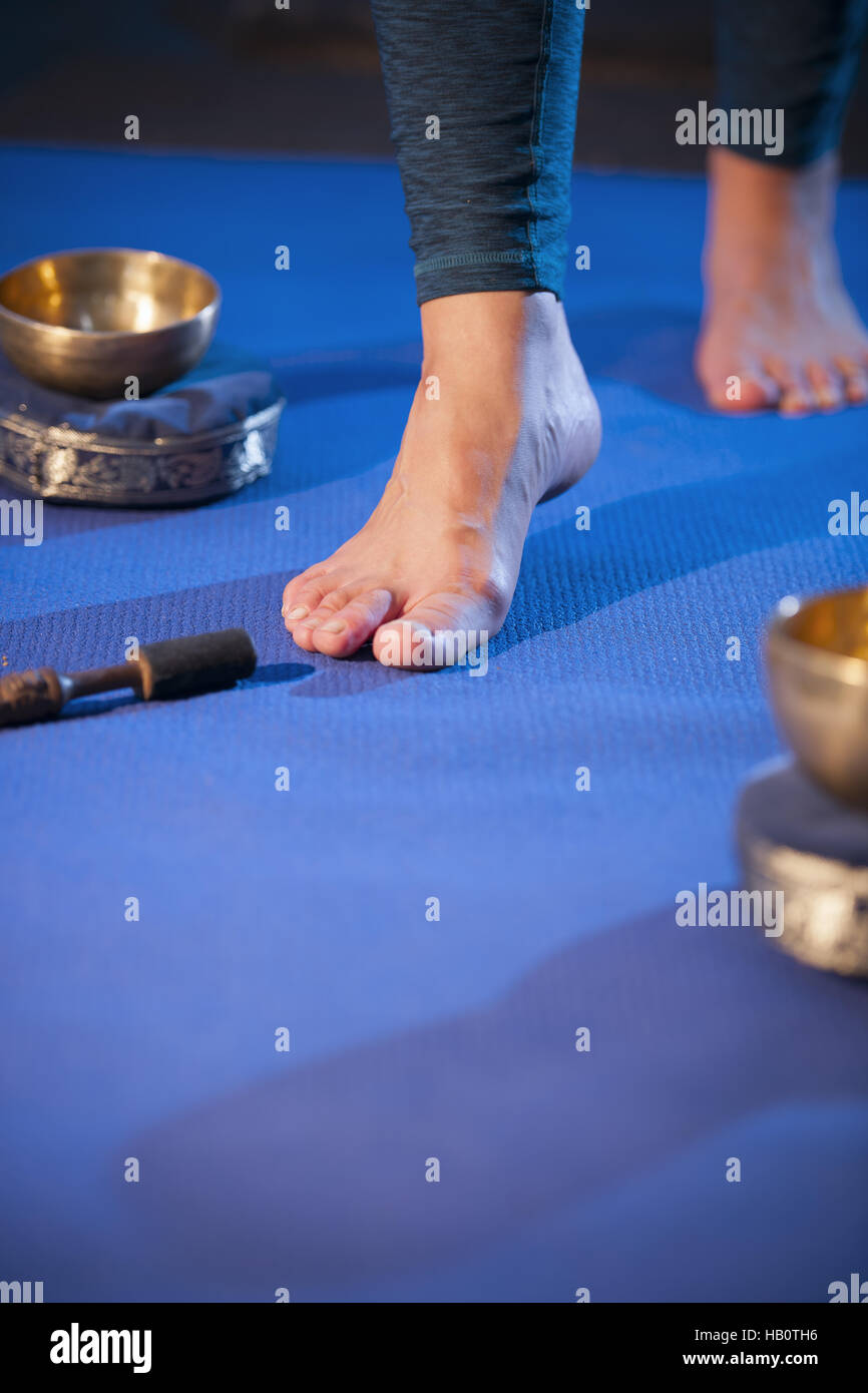 Füße auf die Yoga-mat near Stockfoto