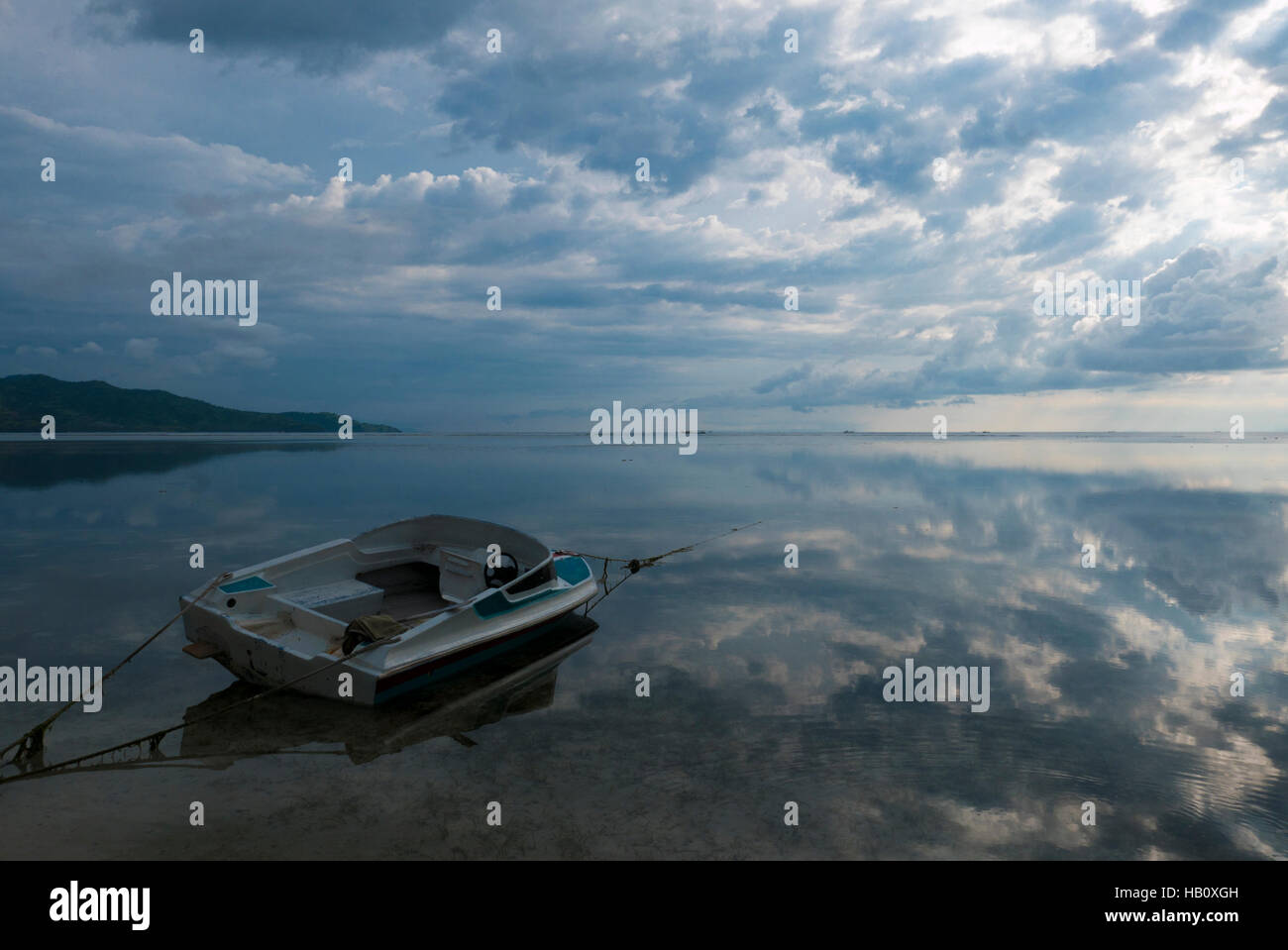 Touristischen Motorboot am Strand von Gili Air in Lombok mit Wolken Reflexion Stockfoto