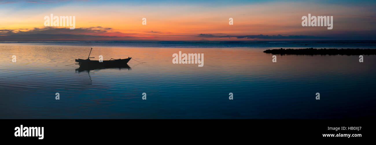 Awesome Sonnenuntergang und stilles Wasser auf Gili Air Island, Indonesien Stockfoto