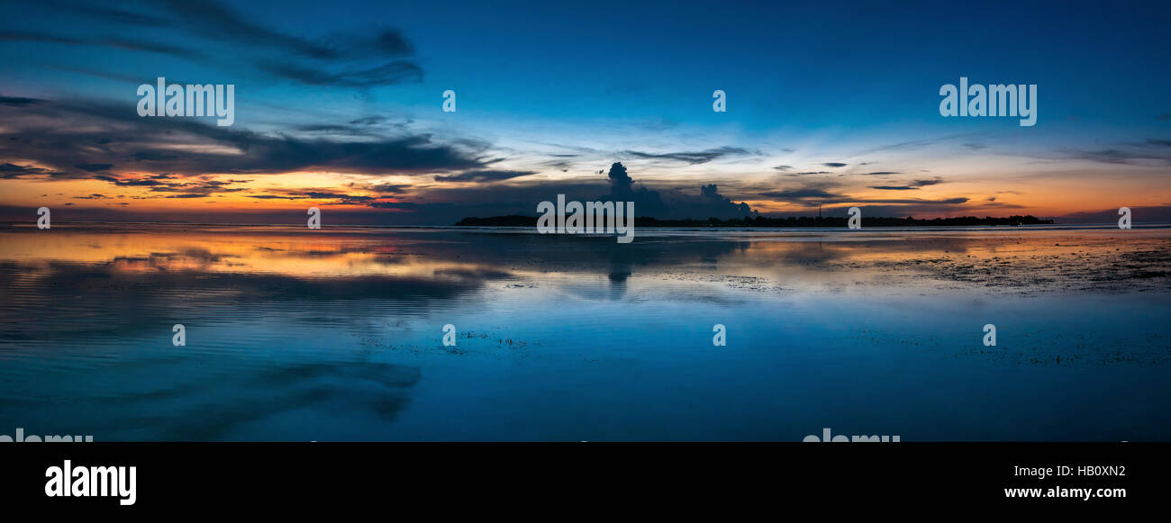 Awesome Sonnenuntergang und stilles Wasser auf Gili Air Island, Indonesien Stockfoto