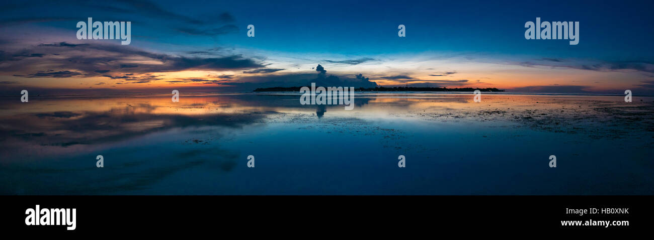 Awesome Sonnenuntergang und stilles Wasser auf Gili Air Island, Indonesien Stockfoto