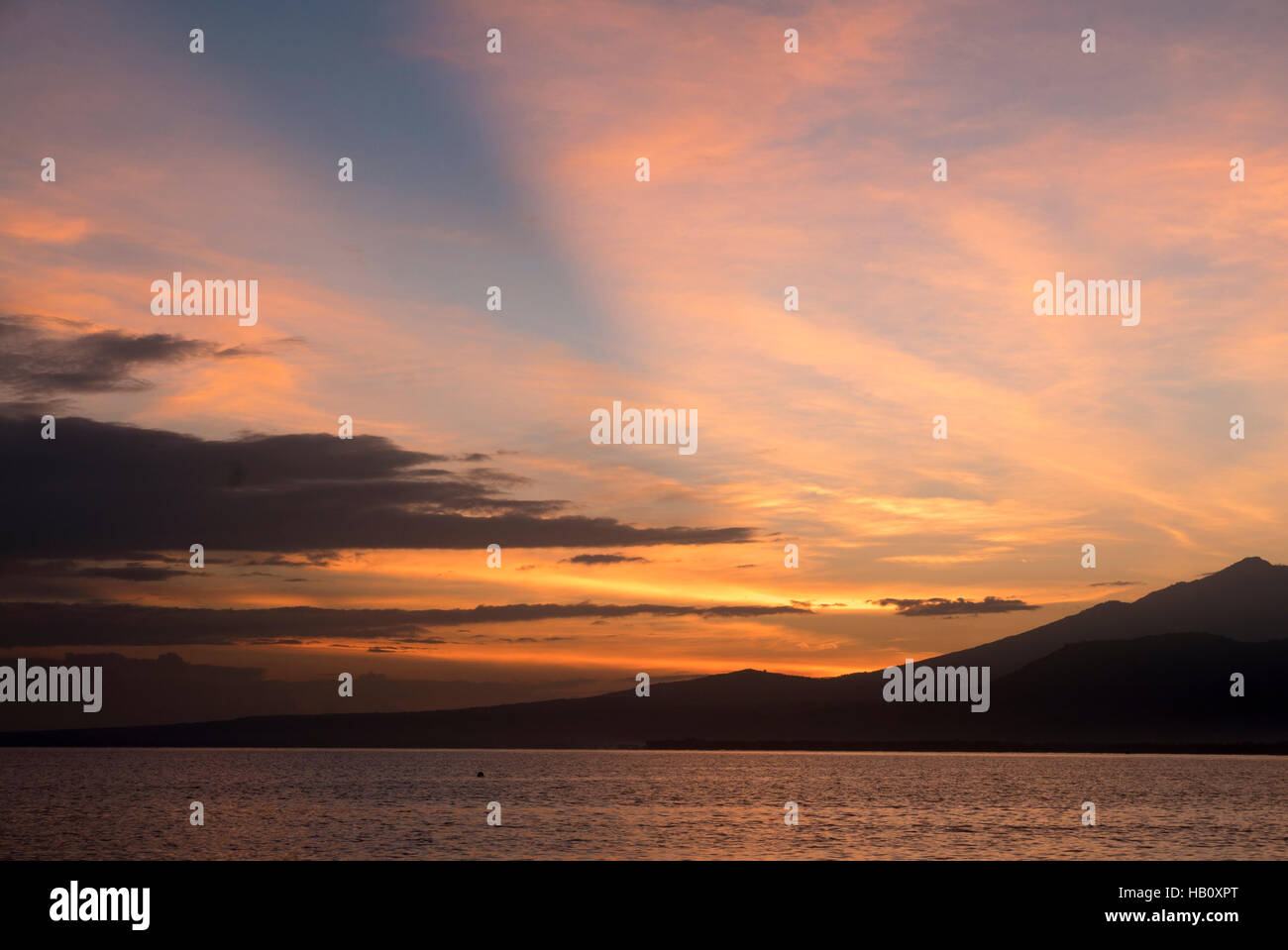 Awesome Sunrise und stilles Wasser auf Gili Air Island, Indonesien Stockfoto
