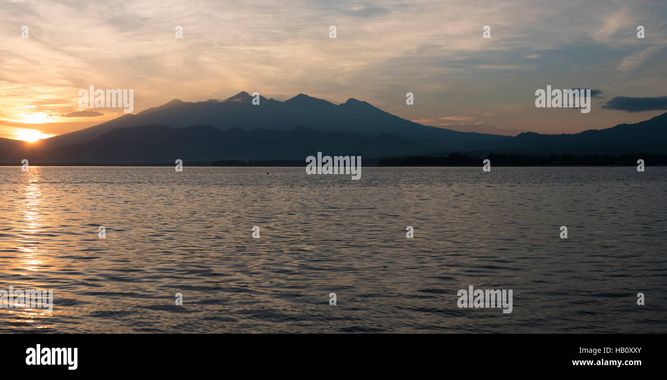 Awesome Sunrise und stilles Wasser auf Gili Air Island, Indonesien Stockfoto