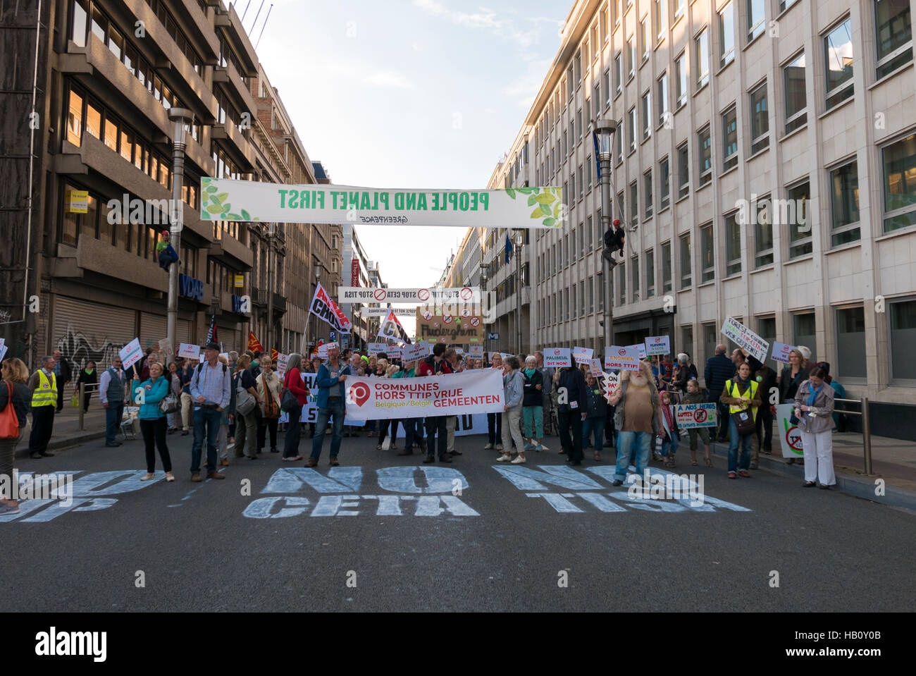 TTIP GAME OVER-Aktivist in Aktion während einer öffentlichen Demonstration in Brüssel. Stockfoto