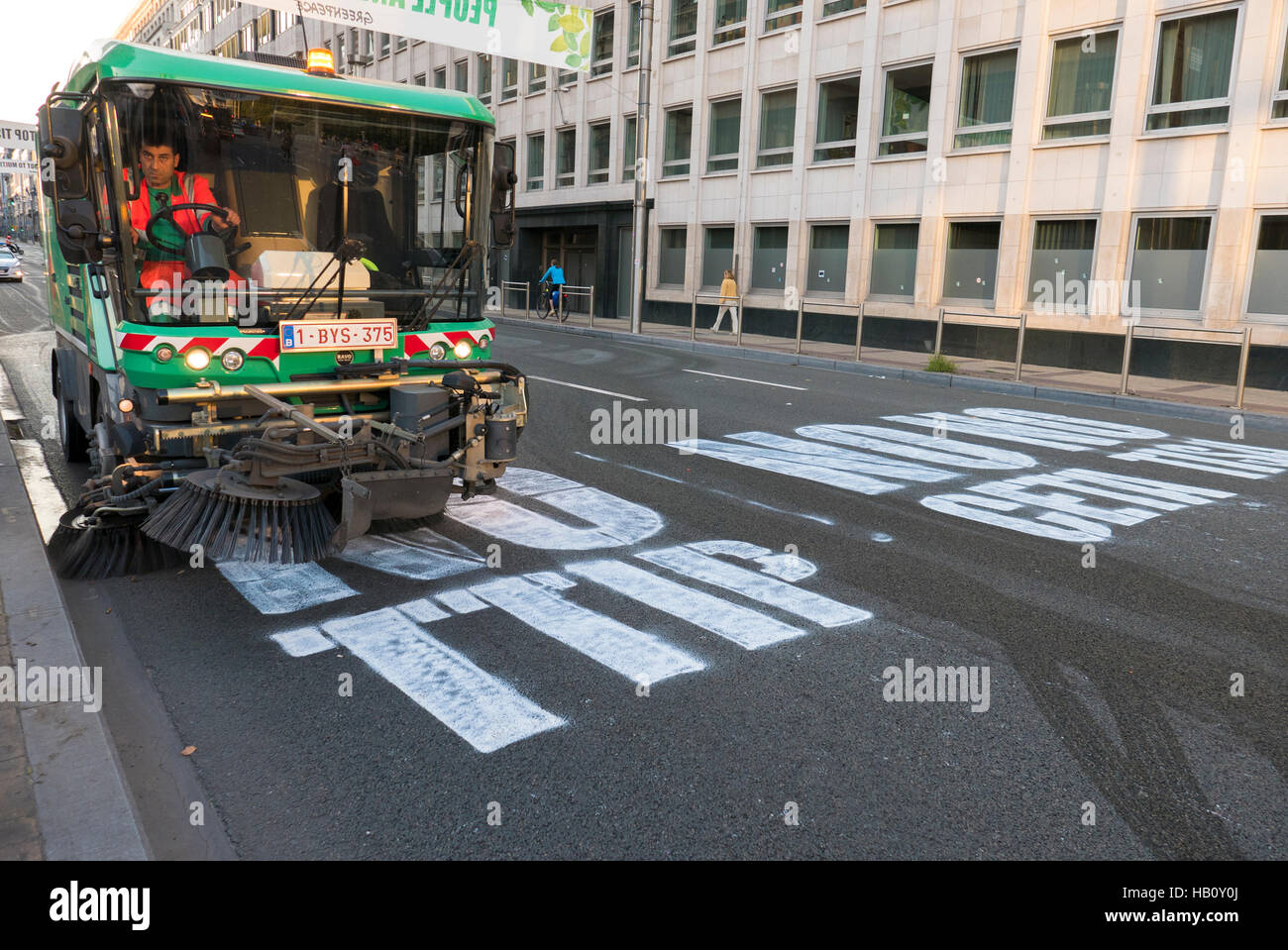 Reinigung Reinigung der Beschilderung der TTIP GAME OVER-Demo. Stockfoto