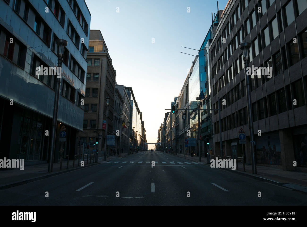 Rue De La Loi in Brüssel kein Auto und keine Menschen mit Sonnenuntergang, Belgien Stockfoto