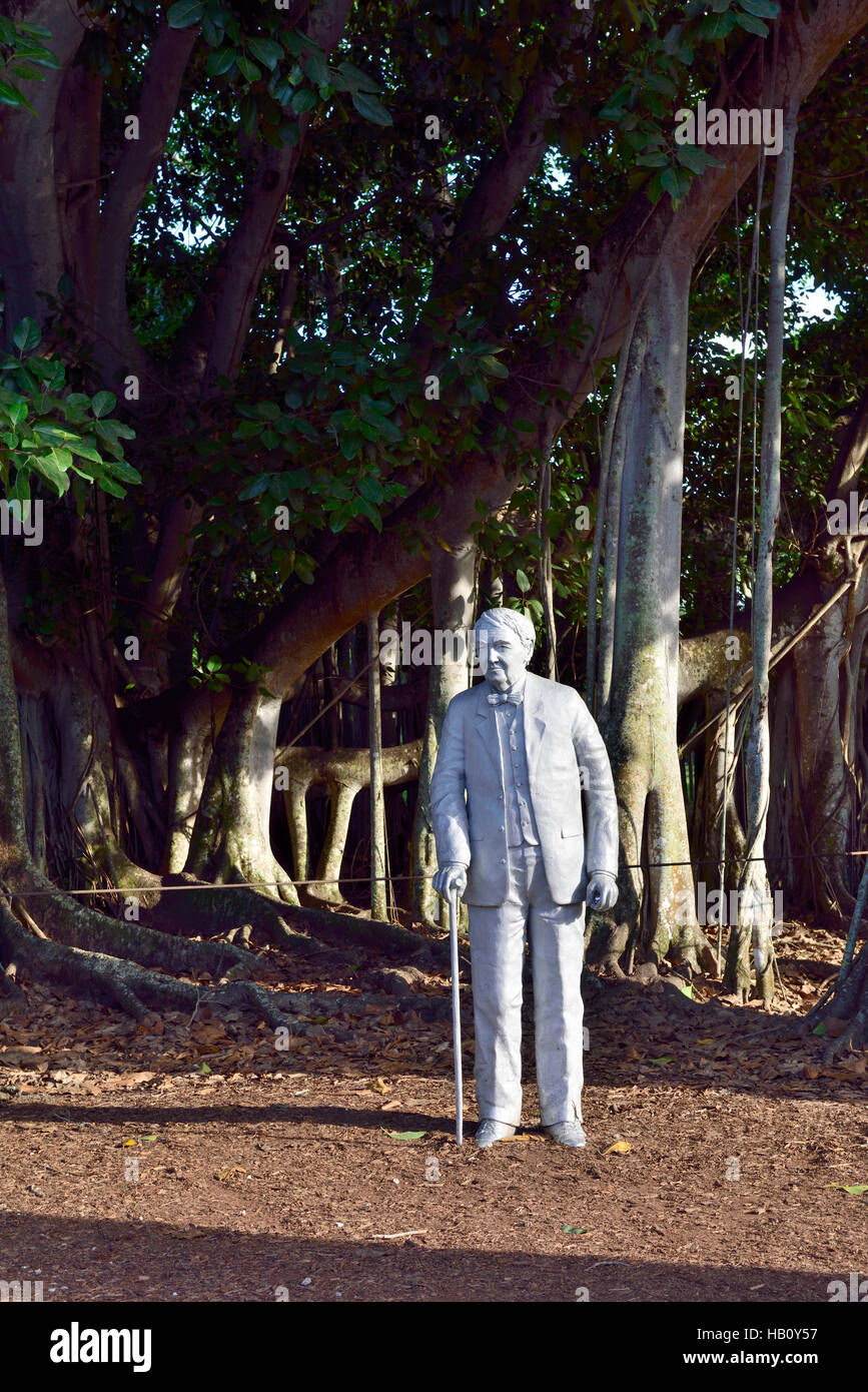 Statue von Alva vor Banian Tree, Edison & Ford Winter Estates in Fort Myers Florida Stockfoto