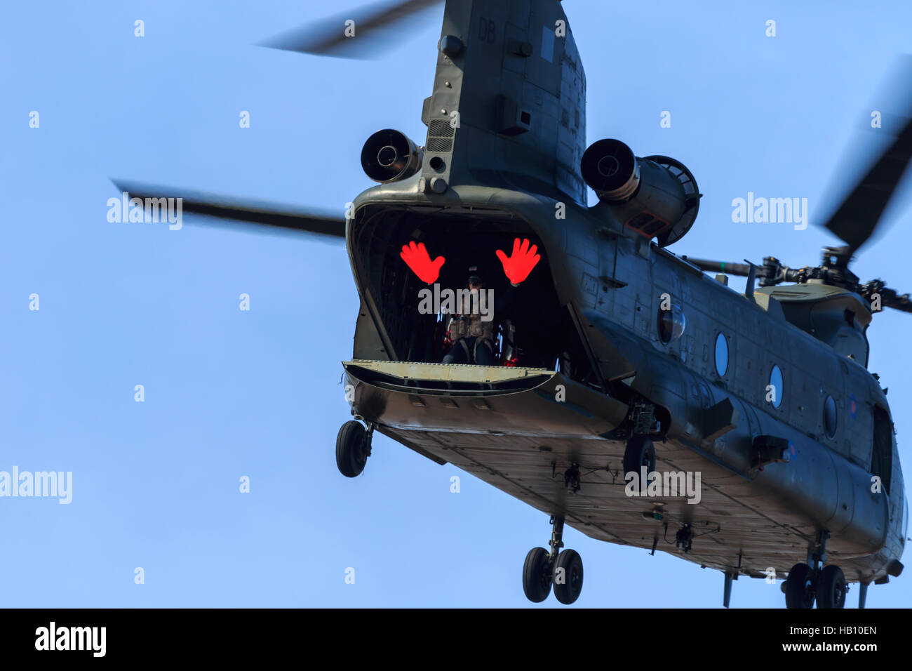 Die Ch-47 Chinook-Hubschrauber mit Crew-Mitglied an der hinteren winken mit großen roten Händen bei S Stockfoto