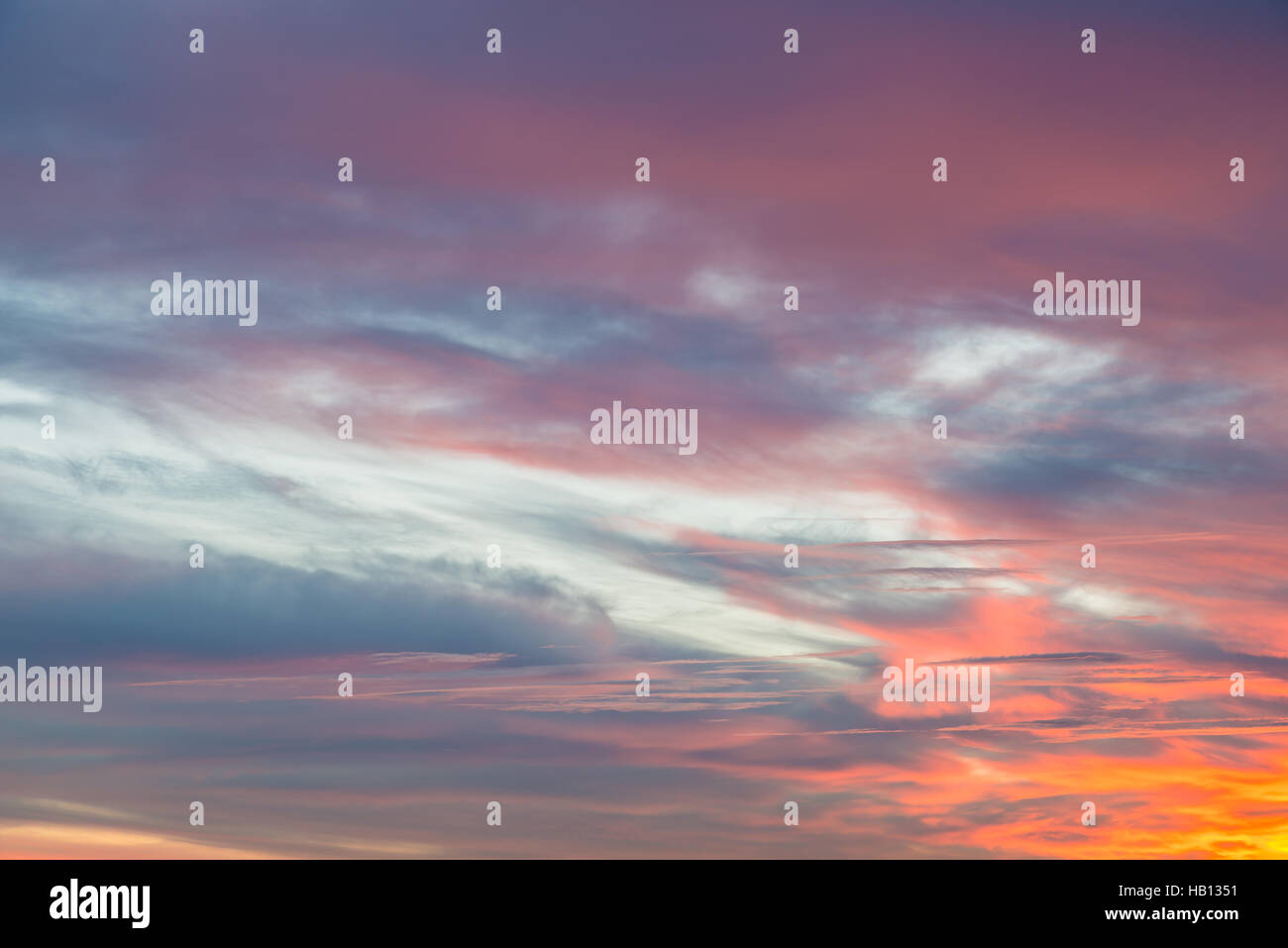 Sonnenuntergang blau, Orange, rosa, Magenta, gelb, Fucsia Himmel und Wolken-Hintergrund Stockfoto