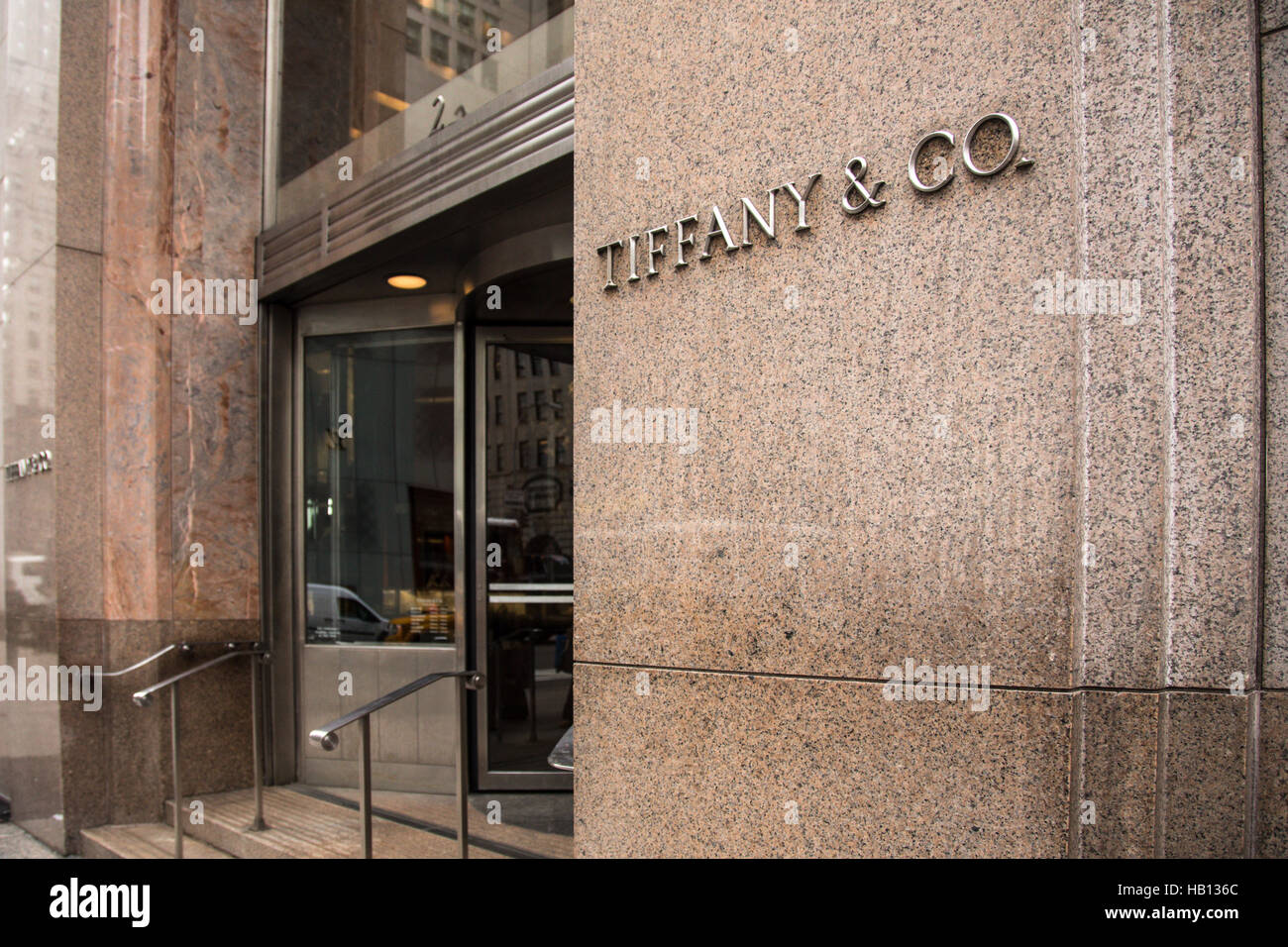 Außenansicht des Tiffany & Co in Midtown Manhattan New York City Stockfoto