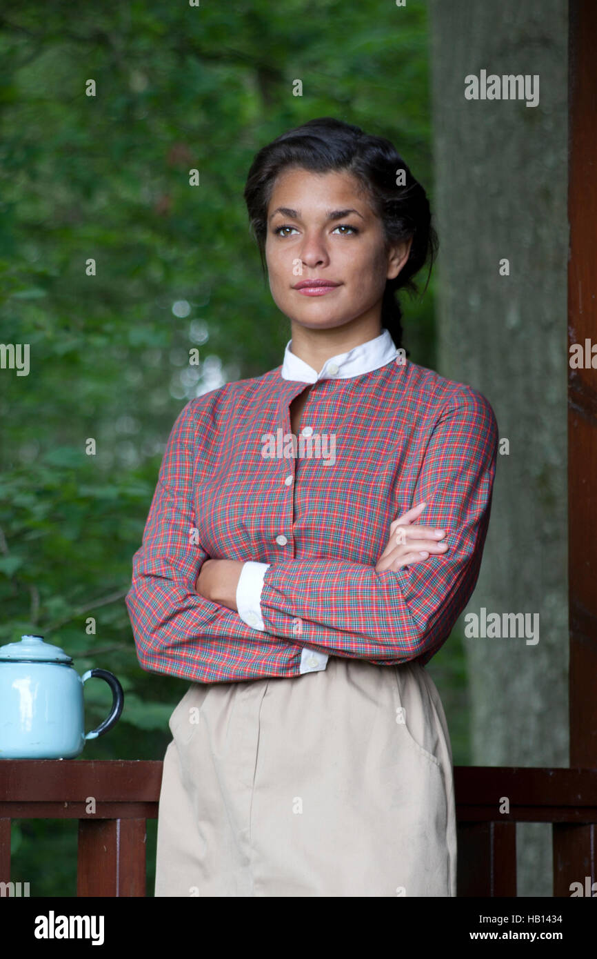 multikulturelle junge Frau im Vintage-Kleid Stockfoto