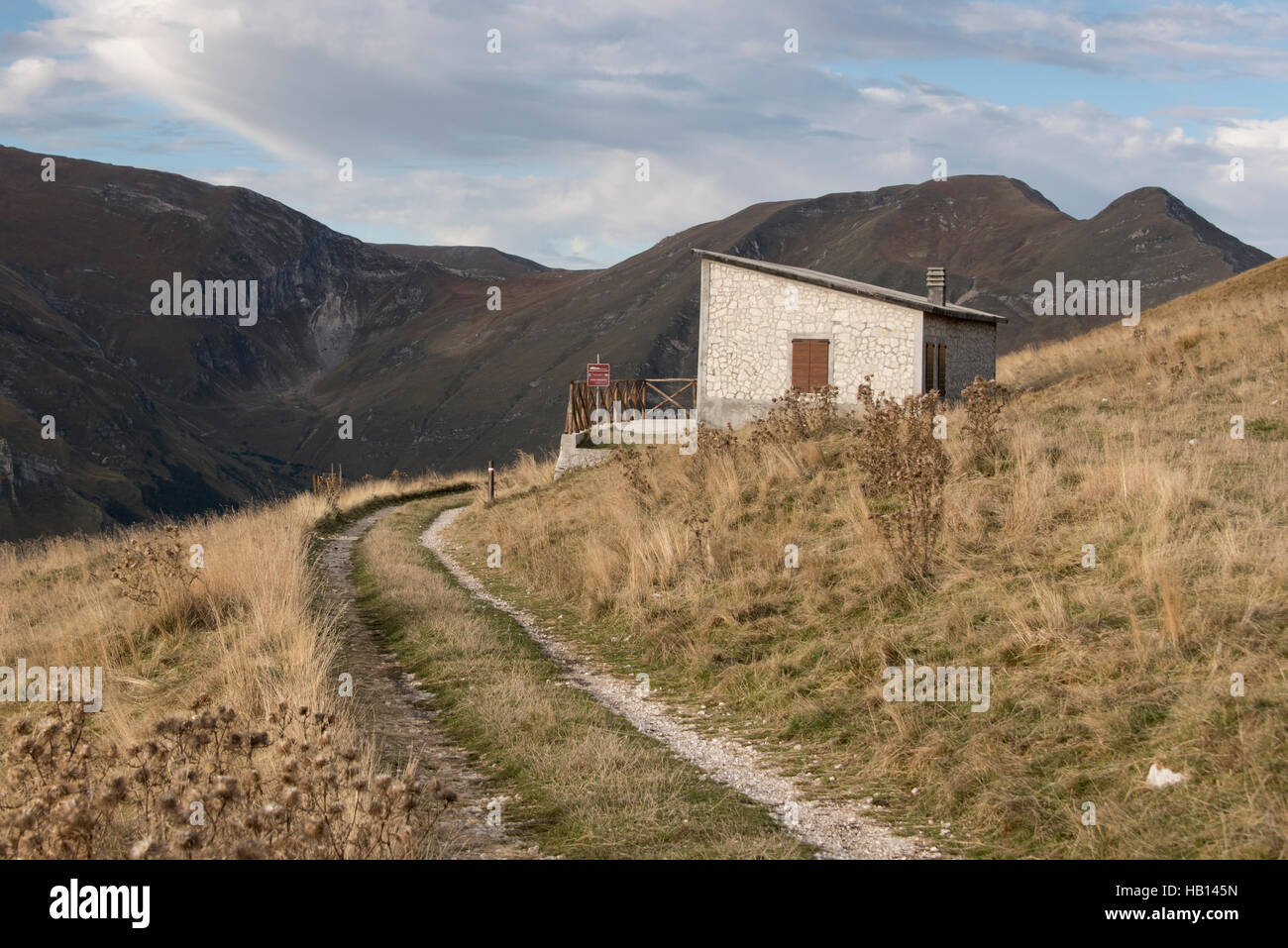 Einer der vielen Schutzhütten für Wanderer im Nationalpark Monti Sibillini Berge schlafen Stockfoto