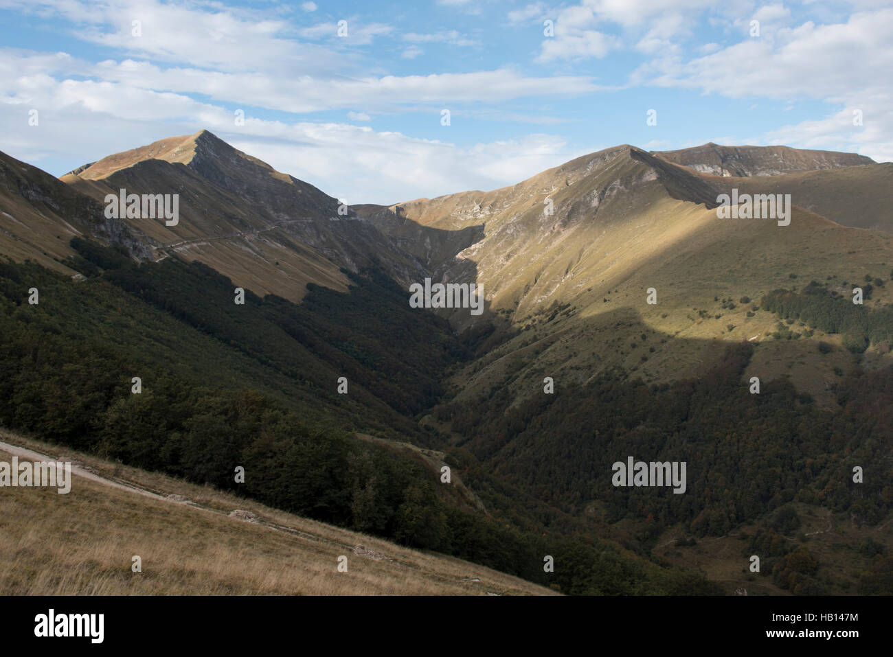 Die Aussicht oben das Fargno-Tal von Pintura in den Monti Sibillini Nationalpark Stockfoto