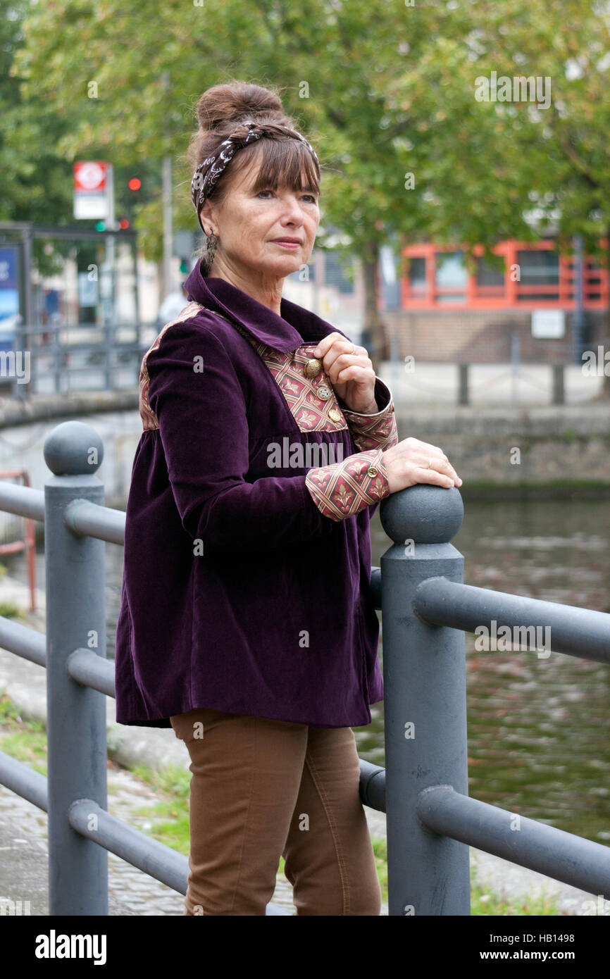 mittlere gealterte Frau Blick über Wasser, Canary Wharf, London Stockfoto