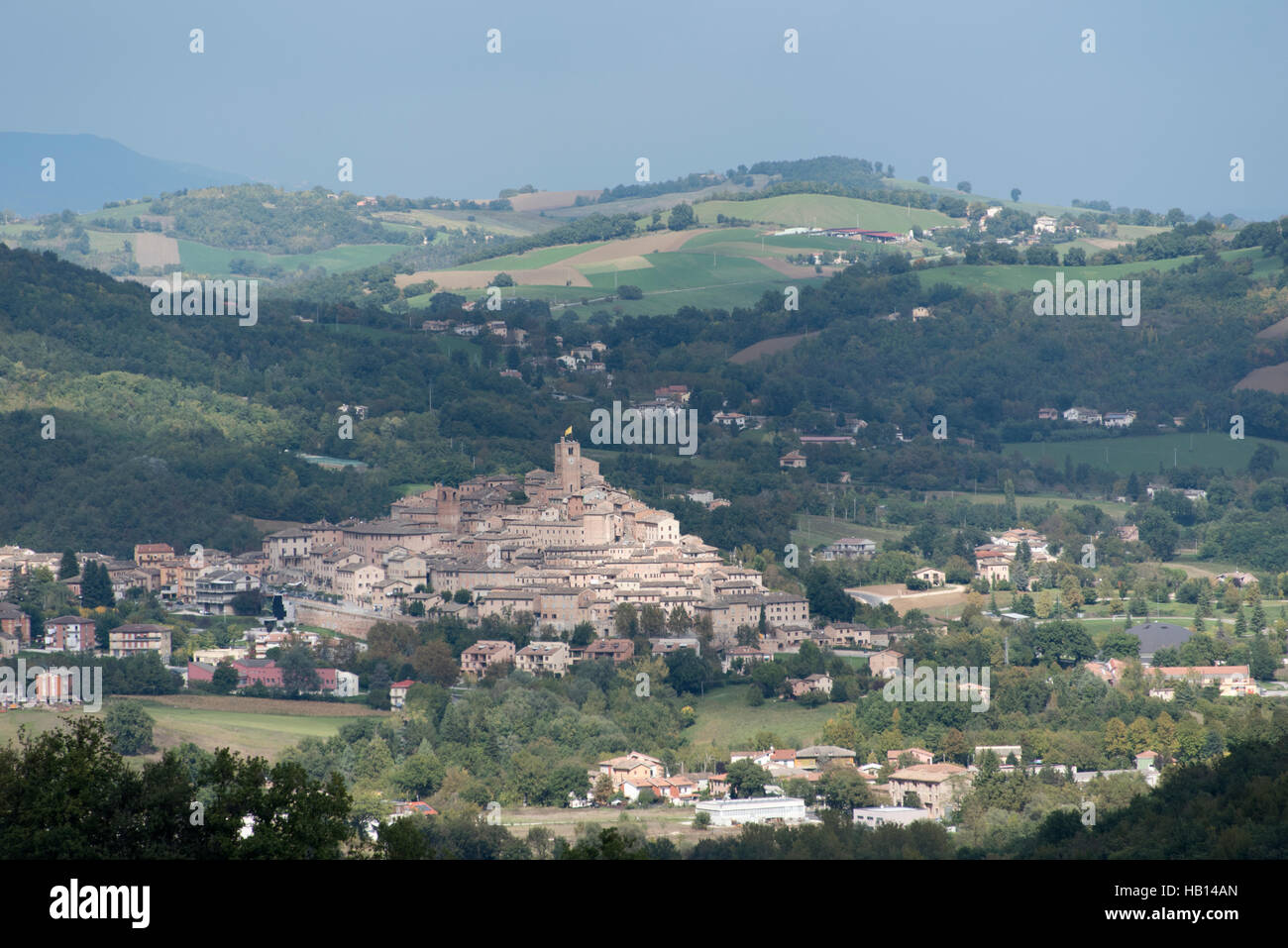 Die Hügel Stadt von Sarnano aus der Ferne gesehen. Stockfoto