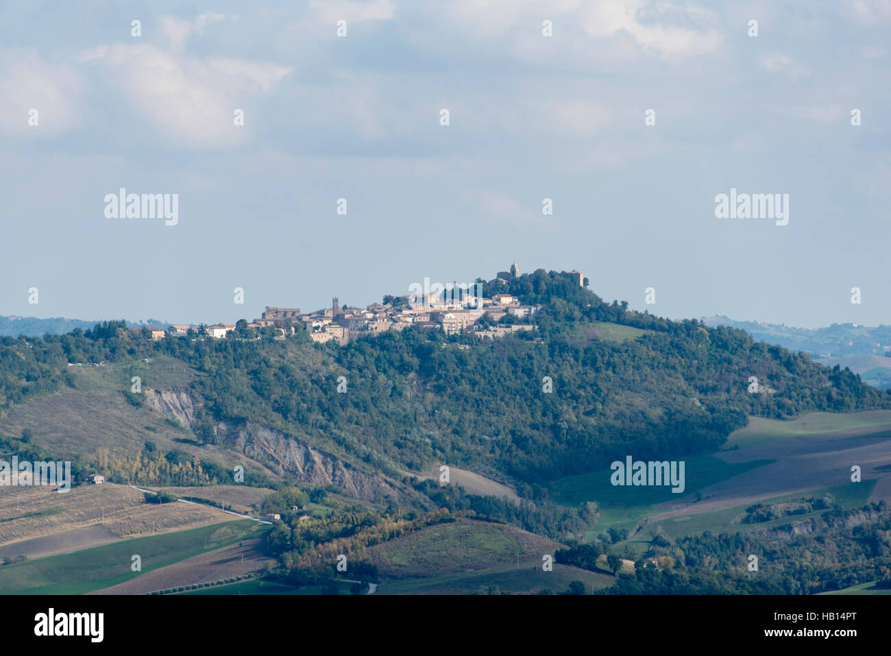 Die Hügel Stadt Monte San Martino von Penna San Giovanni gesehen Stockfoto