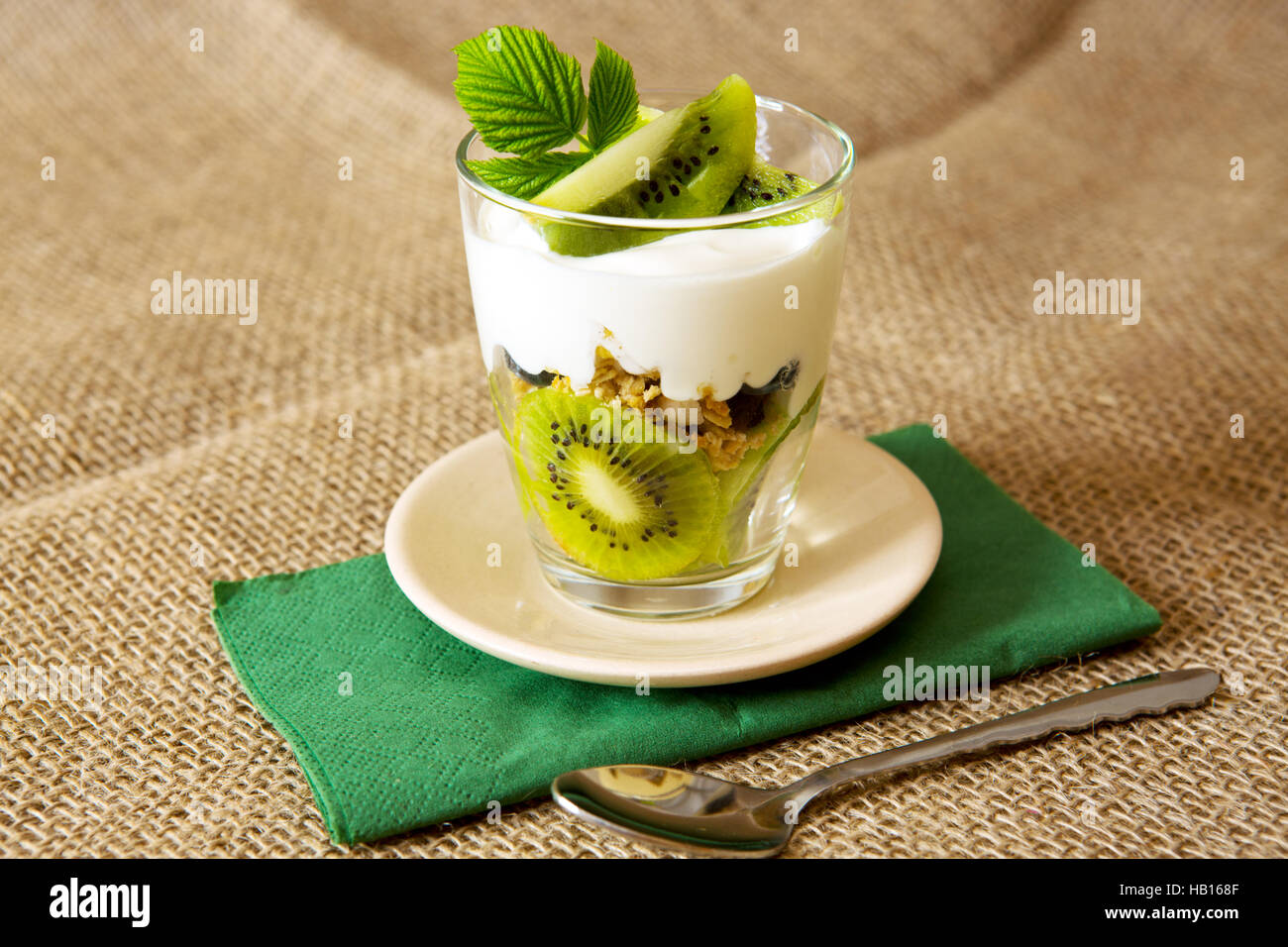 Kiwi joghurt -Fotos und -Bildmaterial in hoher Auflösung – Alamy
