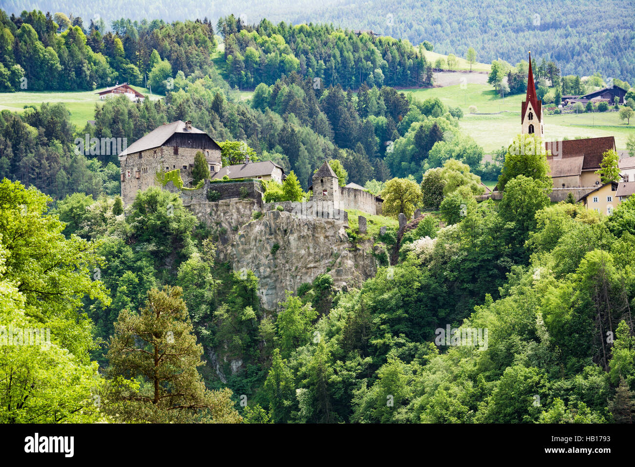 Gufidaun Mit Schloss Summersberg Und Kirche Stockfoto