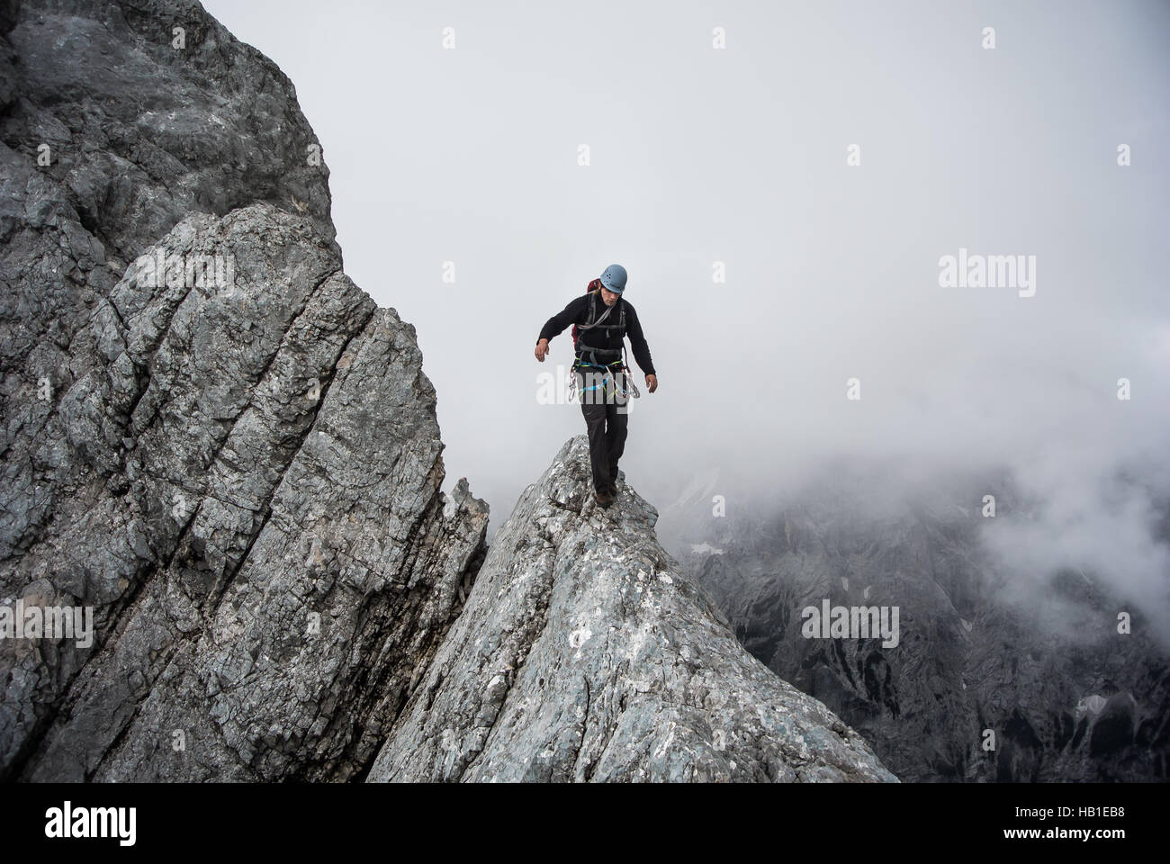 Bergsteiger auf schmaler Rand Stockfoto
