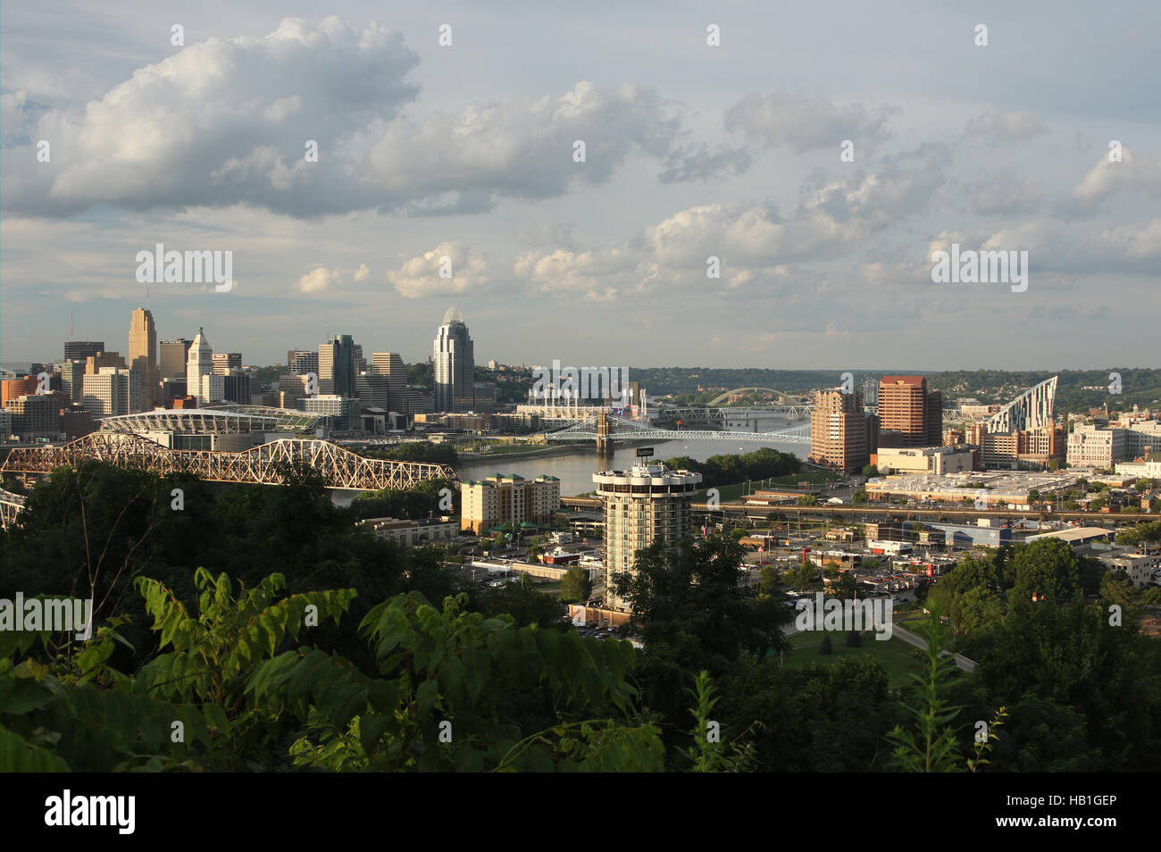 Abend-Skyline.  Cincinnati, Ohio, mit Covington, Kentucky im Vordergrund. Foto vom Devou Park, Covington, Kentucky, USA. Stockfoto