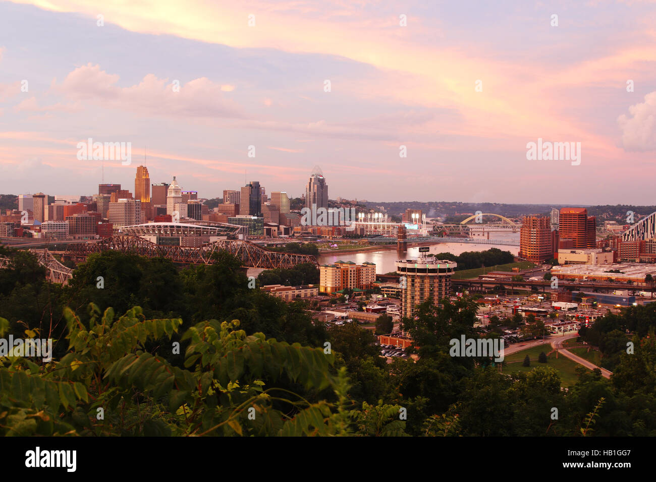 Abend-Skyline.  Cincinnati, Ohio, mit Covington, Kentucky im Vordergrund. Foto vom Devou Park, Covington, Kentucky, USA. Stockfoto