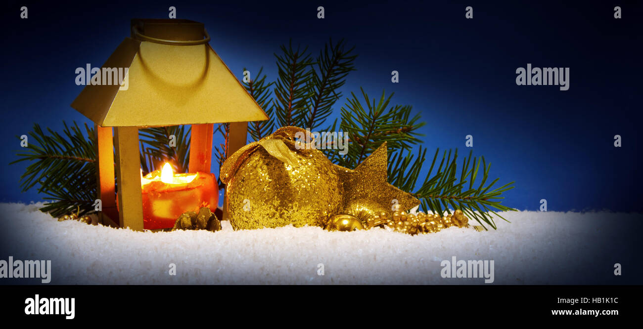 Weihnachten Laterne und goldene Kugeln. Stockfoto