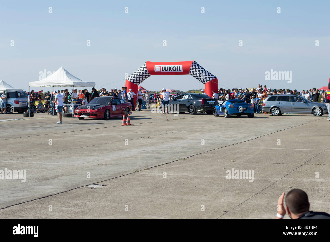 der blaue Sportwagen bewegt sich nach unten von der Rennstrecke auf der Resinge zieht Stockfoto