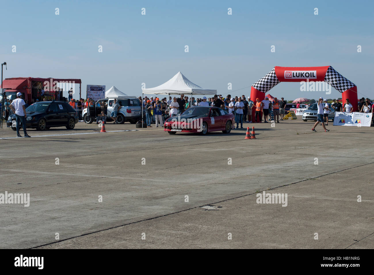 der rote Sportwagen auf der Rundstrecke auf Resinge zieht Stockfoto