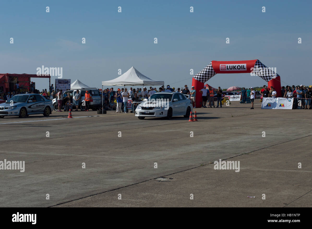 die weißen Sportwagen auf der Rundstrecke auf Resinge zieht Stockfoto