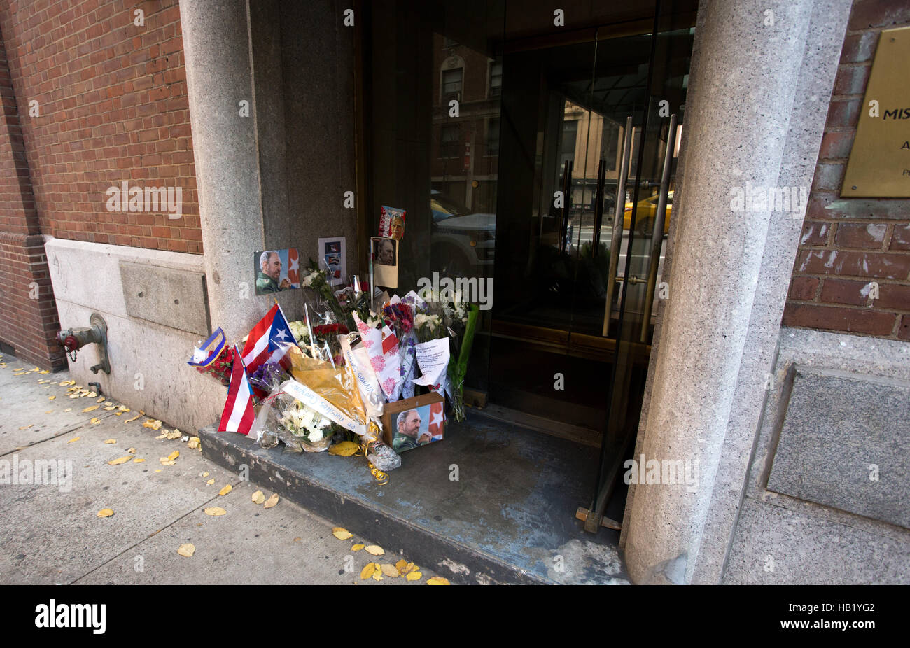 New York, USA. 3. Dezember 2016.  Blumen und Foto Erinnerungsstücke in Ehre von den Tod von Fidel Castro vor The Mision Permanente De Cuba Dezember 3, 2016 in New York City befinden. Bildnachweis: Donald Bowers/Alamy Live News Stockfoto