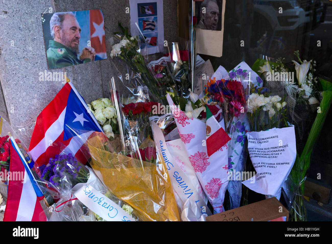 New York, USA. 3. Dezember 2016.  Blumen und Foto Erinnerungsstücke in Ehre von den Tod von Fidel Castro vor The Mision Permanente De Cuba Dezember 3, 2016 in New York City befinden. Bildnachweis: Donald Bowers/Alamy Live News Stockfoto